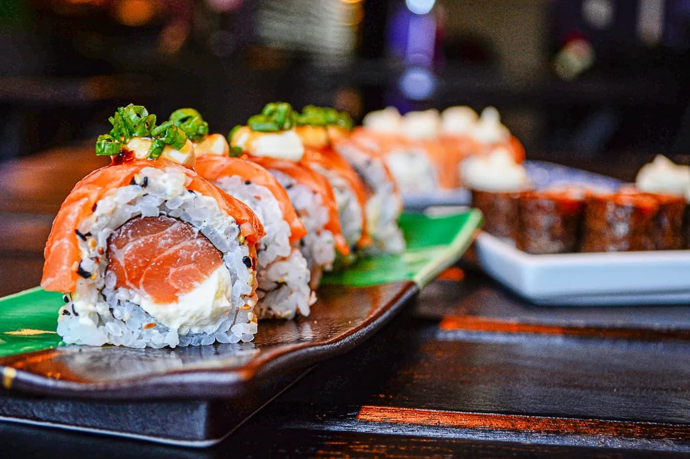 Plateau de sushis et makis assortis préparés chez Taiyaki Sushi à Molenbeek